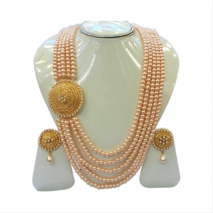 This pearl set is very beautiful which suits every age This pearl set is very beautiful which suits every age