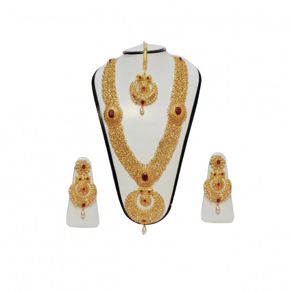 Beautiful work in artificial red stone with ethnic and modern combination golden work, this is a really warm and glowing necklace set. It’s very ethnic earring adds to the festive appearance as it truly dazzles